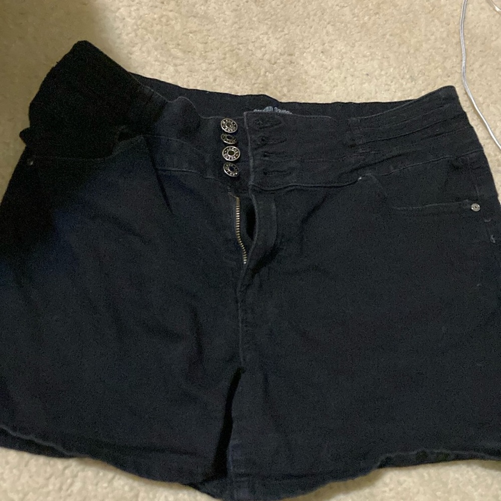 Size 17/33 Silver Crush Black high waisted shorts.